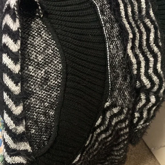 Chelsea and Theodore sweater vest drape collar - Picture 7 of 7